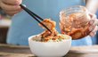 Laktobakteriím kyselé prostředí nevadí, a kimči je tak skvělou "funkční potravinou" obsahující probiotické mikroorganismy