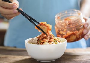 Kimchi je dnes tradičním korejským národním jídlem – každý ho ročně zkonzumuje kolem 30 kg a recepty na jeho úpravu jsou rodinnými poklady.