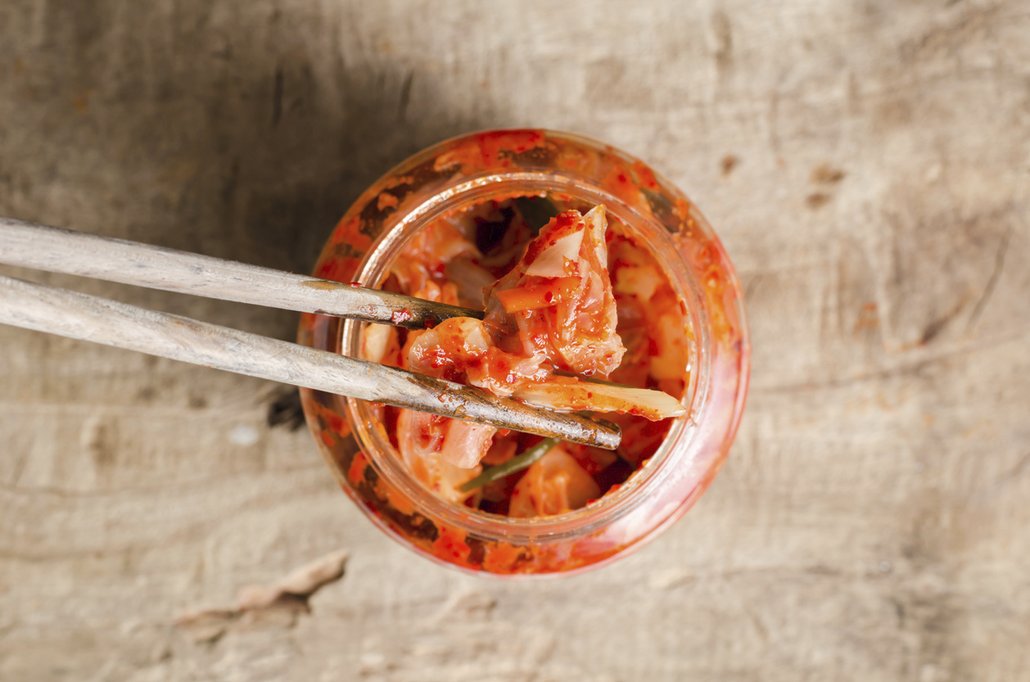 Nenechte se odradit výrazným štiplavým aromatem, které se po otevření nádoby s kimchi začne linout po okolí