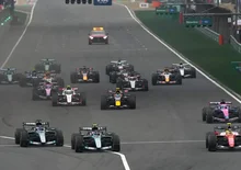 Kimi Antonelli vyhrál Velkou cenu Číny 2026. Hamilton po souboji s Leclercem na stupních vítězů