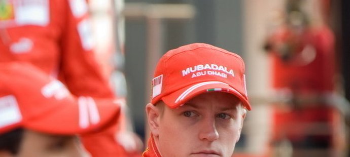 Kimi Räikkönen (vpravo) skúmavo pozerá na kolegu Felipeho Massu. Rozmýšľa, kto z nich dvoch bude tímovou jednotkou...