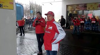 Räikkönen tankoval benzín v Ostravě, fandové zablokovali cestu