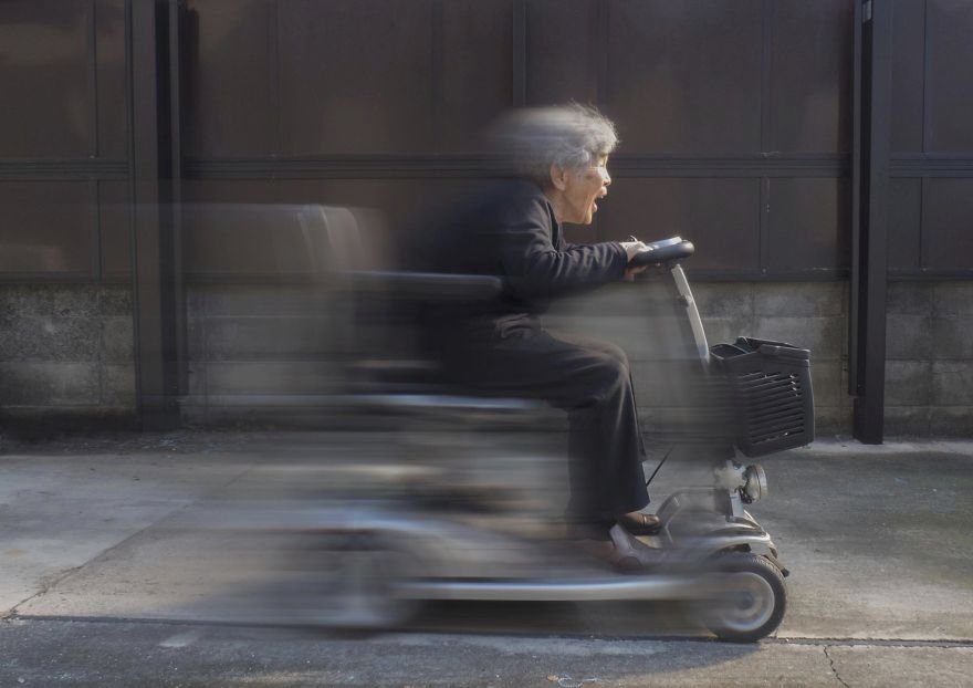 V devadesáti letech vytváří krásné fotografie.