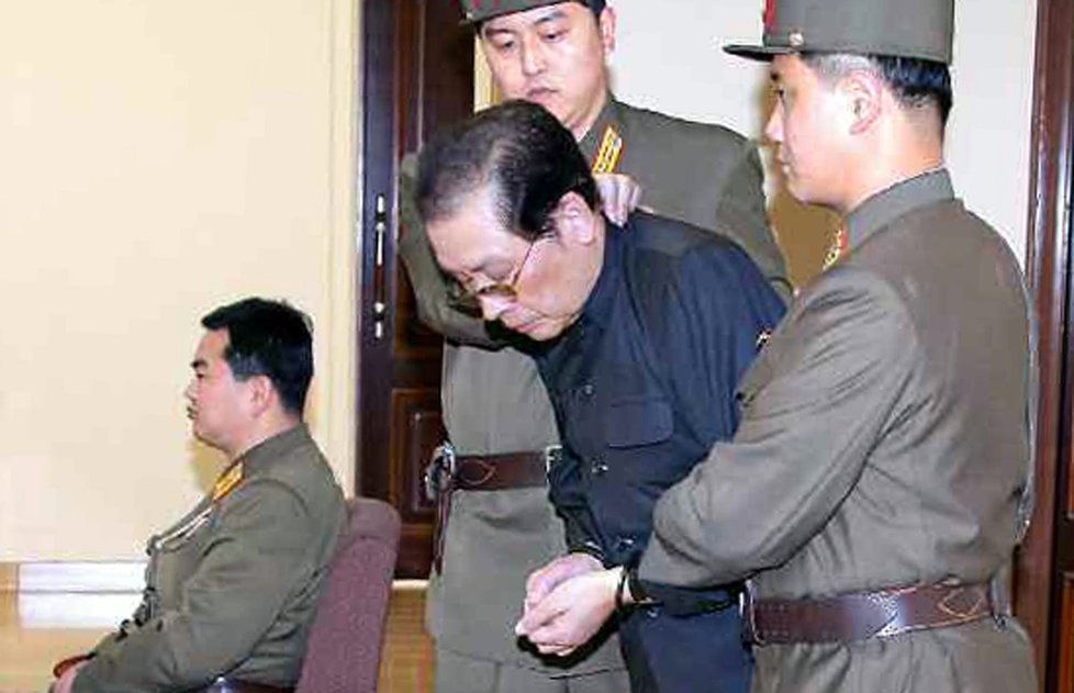Takto Čanga odváděli při zatčení. Jeho dny byly již sečteny.