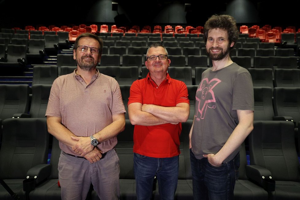 Tři v kině (a z kina)... (zleva) Šéf sítě kin CineStar Jan Bradáč, šéf a spolumajitel společnosti Premiere Cinemas David Horáček a ředitel kina Aero Jiří Flígl.