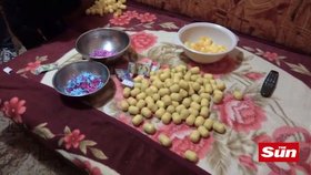 Hračky do populárních Kinder vajíček vyrábí děti v Rumunsku.
