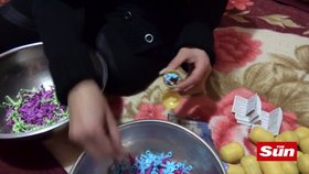 Hračky do populárních Kinder vajíček vyrábí děti v Rumunsku.