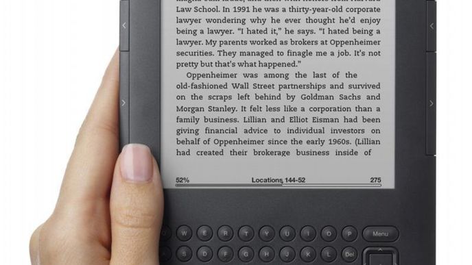 Kindle se dá na Amazonu koupit za 160 dolarů včetně poštovného do České republiky.
