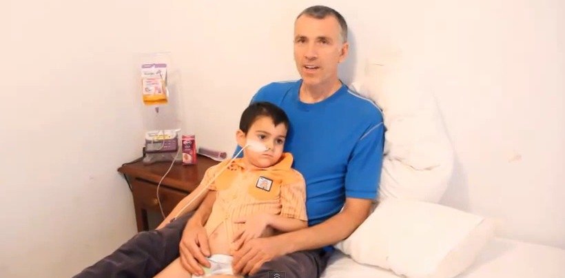 Britský chlapec Ashya King, který se v roce 2014 v Česku podrobil protonové léčbě mozkového nádoru, je zřejmě zcela vyléčen.