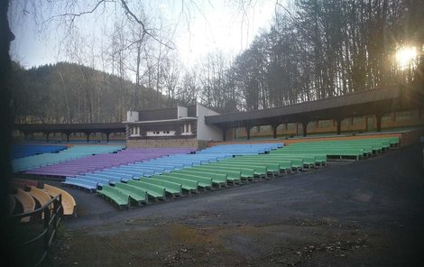 Fotografie ze současnosti. Letní kino potřebuje obnovit zázemí pod orchestřištěm.