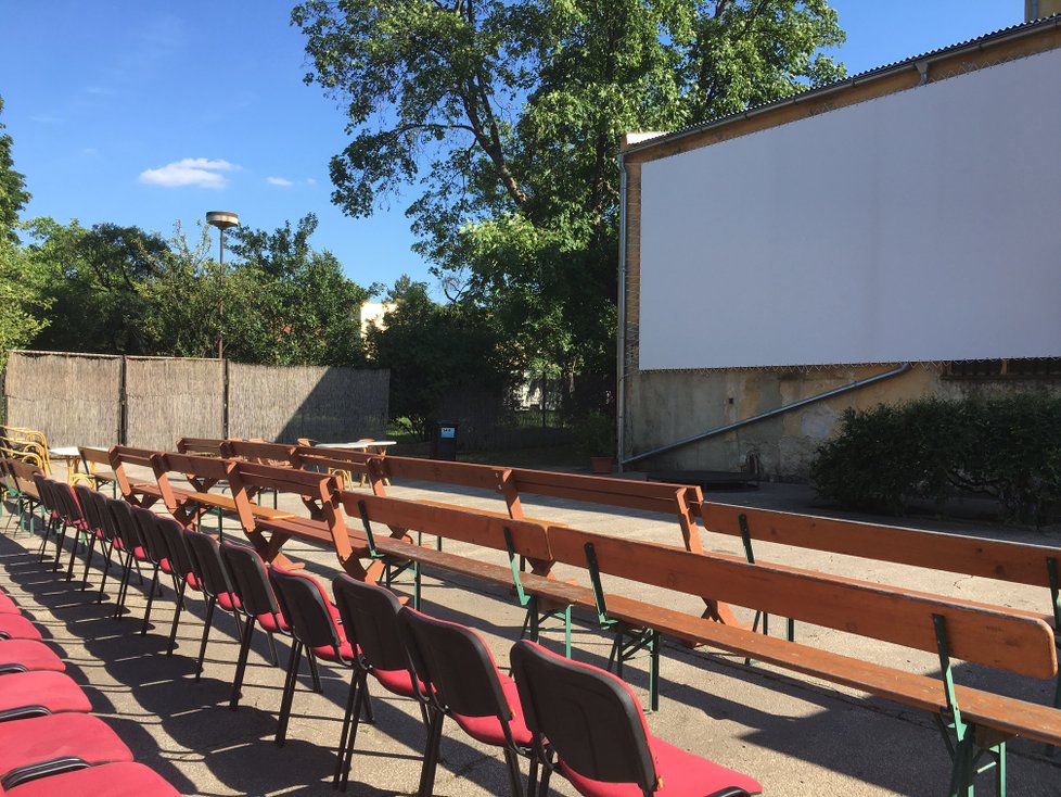 Letní kino na Dělňáku v Židenicích stojí 60 Korun a funguje jednou týdně ve čtvrtek.