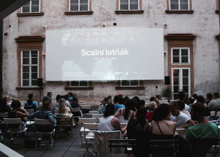 Kromě běžné distribuce a karlovarských filmů uvádí Scala tři snímky ve spolupráci s Moravskou galerií jako doprovodný program k Bienále Brno.