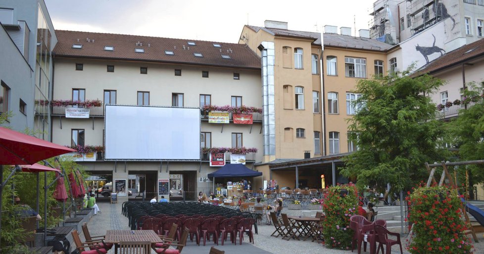 Letní kino ve dvoře Městského divadla bude promítat také do 1. září, kdy uvede známý snímek MAMMA MIA! v hlavní roli s Meryl Streepovou.