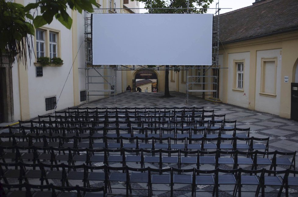 Netradiční německojazyčné Sommerkino promítá na nádvoří radnice Brno-střed už třetím rokem.