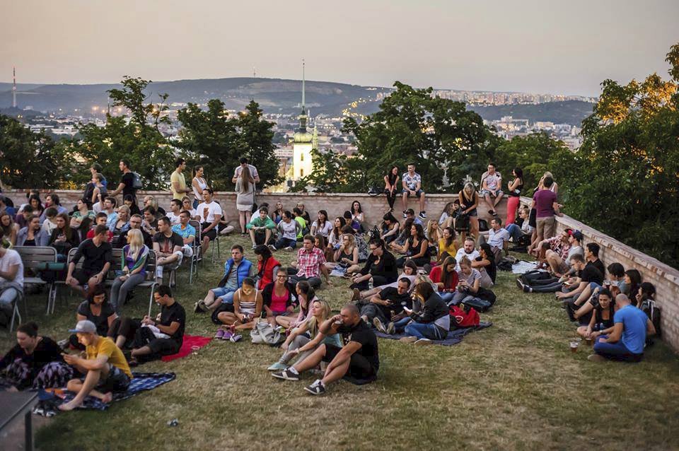 Vstupné kina na Špilberku stojí 90 Korun a poslední promítání bude prvního září.