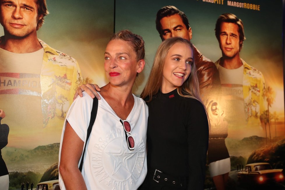 Lucie Zedníčková s dcerou na premiéře filmu Tenkrát v Hollywoodu