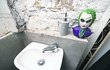 Joker na umyvadle.