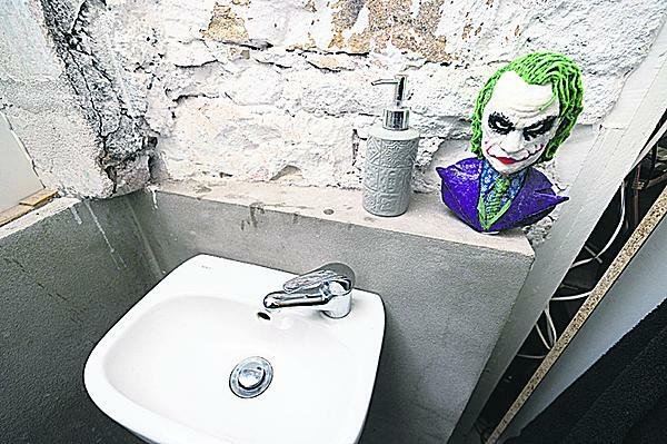 Joker na umyvadle.