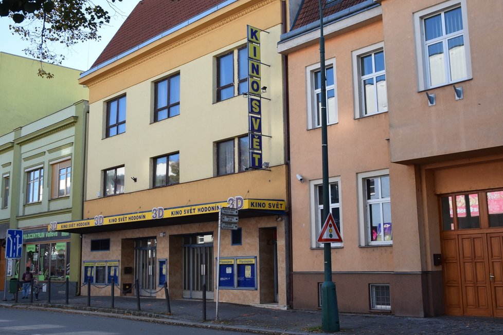 Hodonínské kino Svět se nachází uvnitř výstavby v centru města.