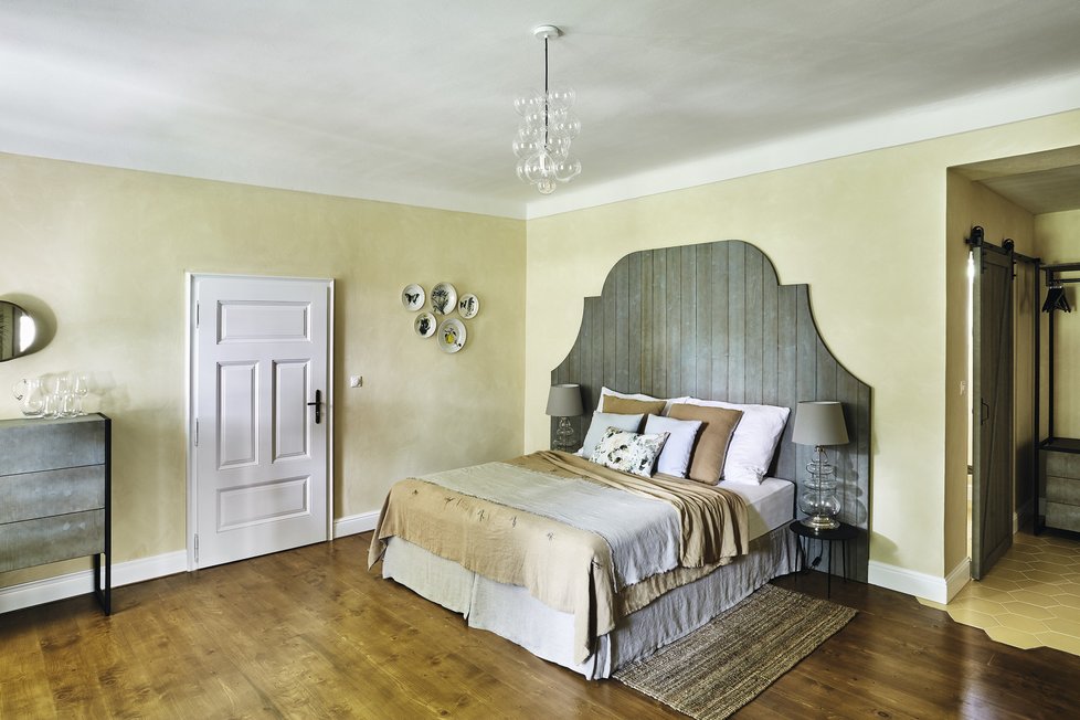 Výrazná čela postelí byla vyrobena na míru a jsou jedním z jednotících prvků všech apartmánů.