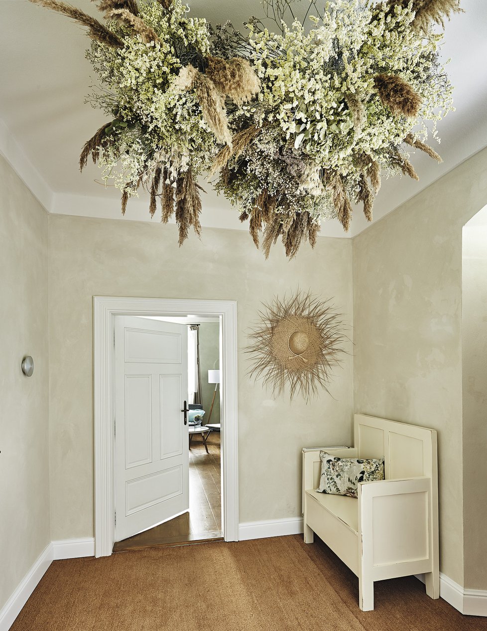 Květinový „mrak“ ve foyer vznikl ve spolupráci s floristkou.
