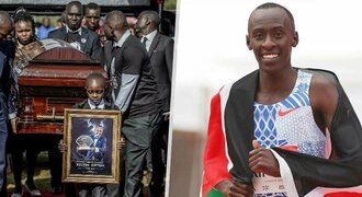 Pohřeb světového rekordmana Kiptuma: Do rodné vesnice se sjely tisíce lidí