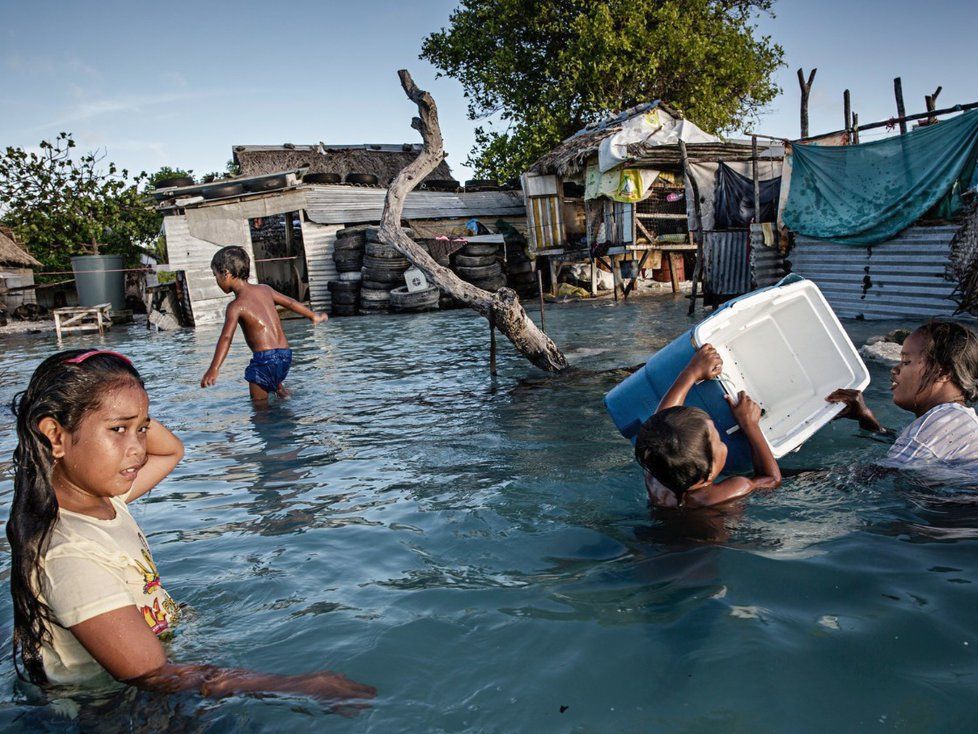 Ostrovní stát Kiribati se vlivem stoupající hladiny moře potápí.