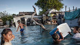 Ostrovní stát Kiribati se vlivem stoupající hladiny moře potápí.