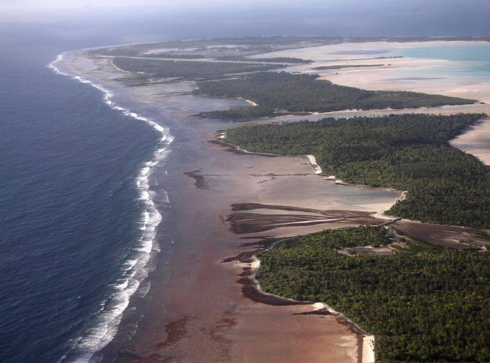 Ostrovní stát Kiribati se vlivem stoupající hladiny moře potápí.