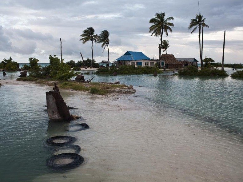 Ostrovní stát Kiribati se vlivem stoupající hladiny moře potápí.