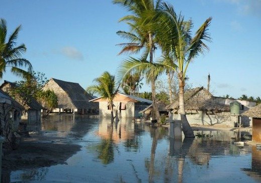 Ostrovní stát Kiribati se vlivem stoupající hladiny moře potápí.