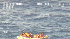 Záchranářům se podařilo najít 7 přeživších z potopeného trajektu.