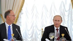 Vladimir Putin se svým zvláštním vyslancem pro investice Kirillem Dmitrijevem (2014).