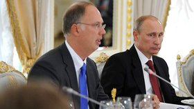 Vladimir Putin se svým zvláštním vyslancem pro investice Kirillem Dmitrijevem (2014).