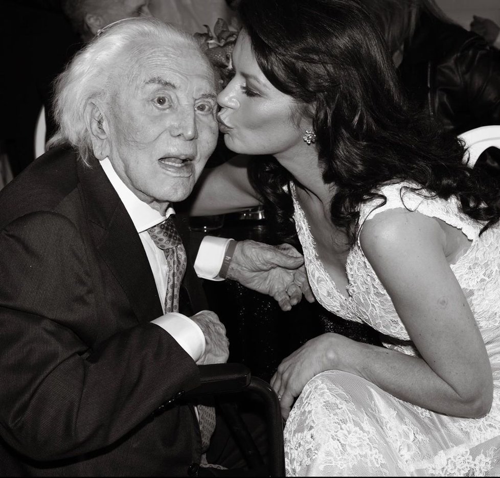 Kirk Douglas a jeho snacha Catherine Zeta-Jones