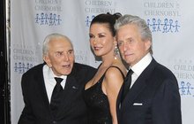 Zemřel Spartakus Kirk Douglas (†103): Michael a Catherine v slzách