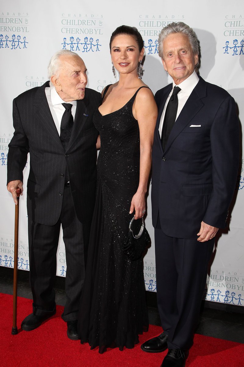 Kirk Douglas se synem Michaelem a jeho manželkou.	 