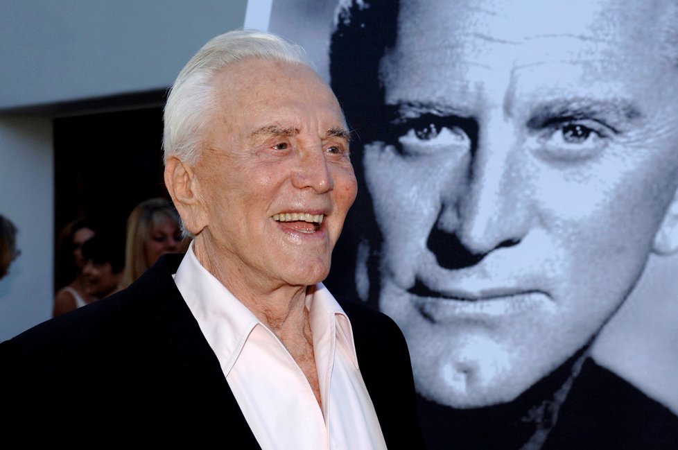 Kirk Douglas, otec Michaela Douglase, zemřel ve věku 103 let