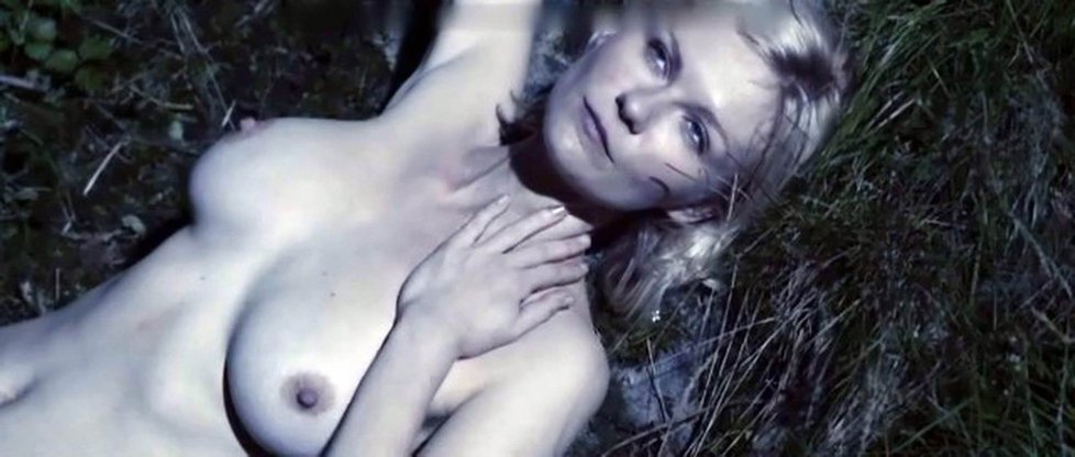 Herečka Kirsten Dunst s nahotou problém nemá. Takto se objevila ve filmu Melancholia