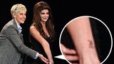 Kirstie Alley si dala dárek k 61. narozeninám: Tetování v přímém přenosu