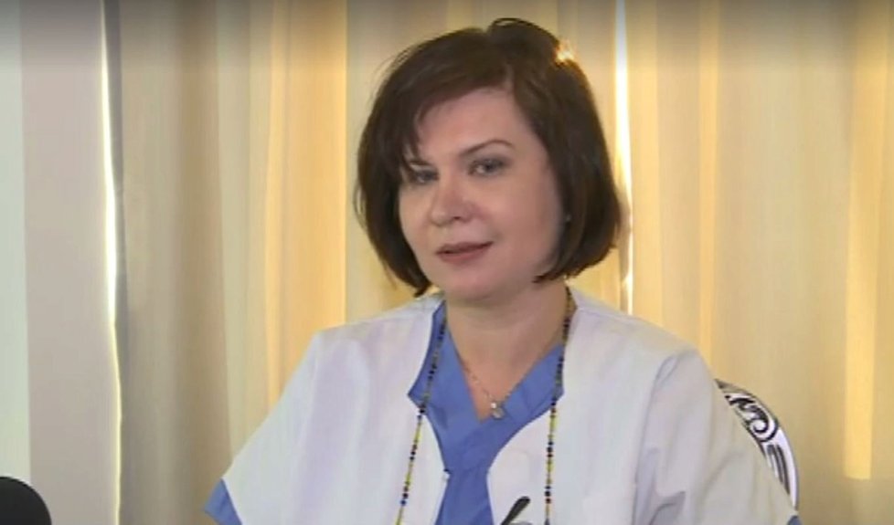 Rumunská doktorka Dana Vasilescu se vrátila do své rodné země a operuje nadále.