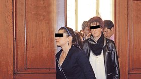 Matka Michala Kisiova přichází do soudní síně se svou dcerou, nevlastní sestrou odsouzeného.