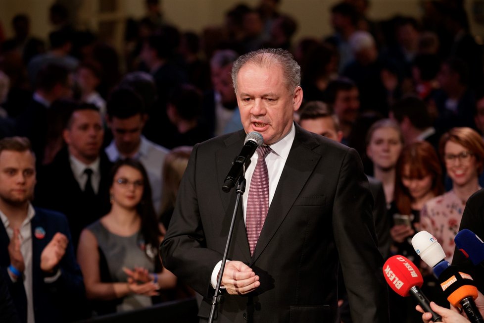 Ke zvolení prezidentkou přijel Zuzaně Čaputové osobně pogratulovat také končící slovenský prezident Andrej Kiska.