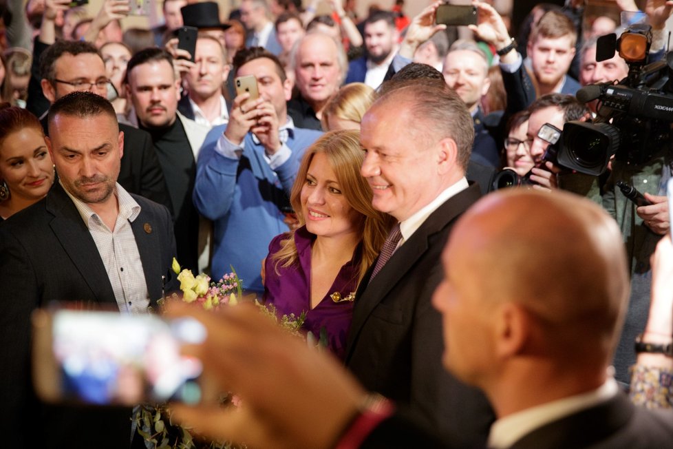 Zuzana Čaputová dostala od končícího prezidenta Andreje Kisky květinu přímo ve svém volebním štábu.