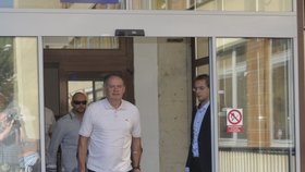 Slovenský prezident Andrej Kiska při odchodu z plzeňské nemocnice