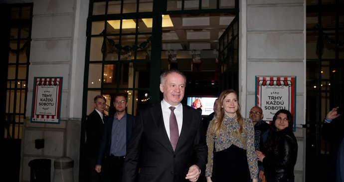 Slovenský prezident Andrej Kiska odjížděl z volebního štábu Zuzany Čaputové v půl druhé ráno