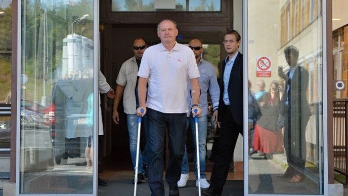 Andrej Kiska, slovenský prezident, vychází z nemocnice v Plzni. 