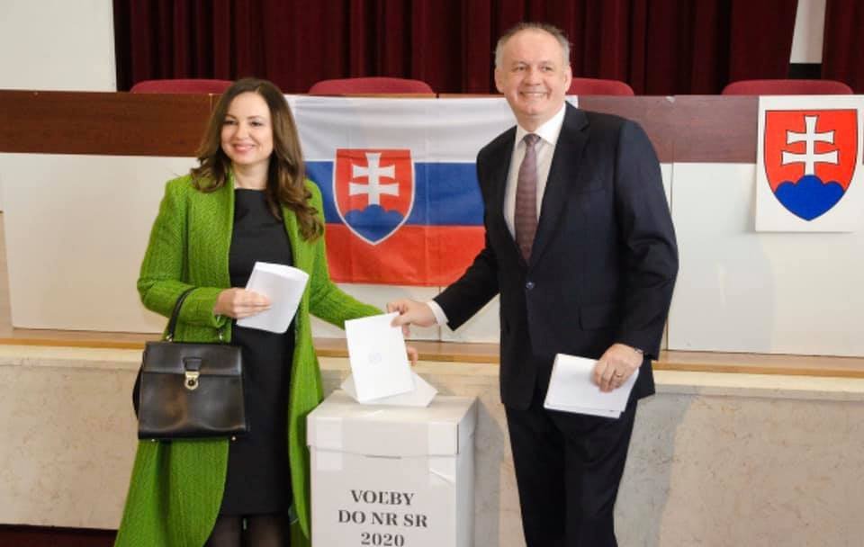 Andrej Kiska s chotí u volební urny při slovenských volbách (29.2.2020)