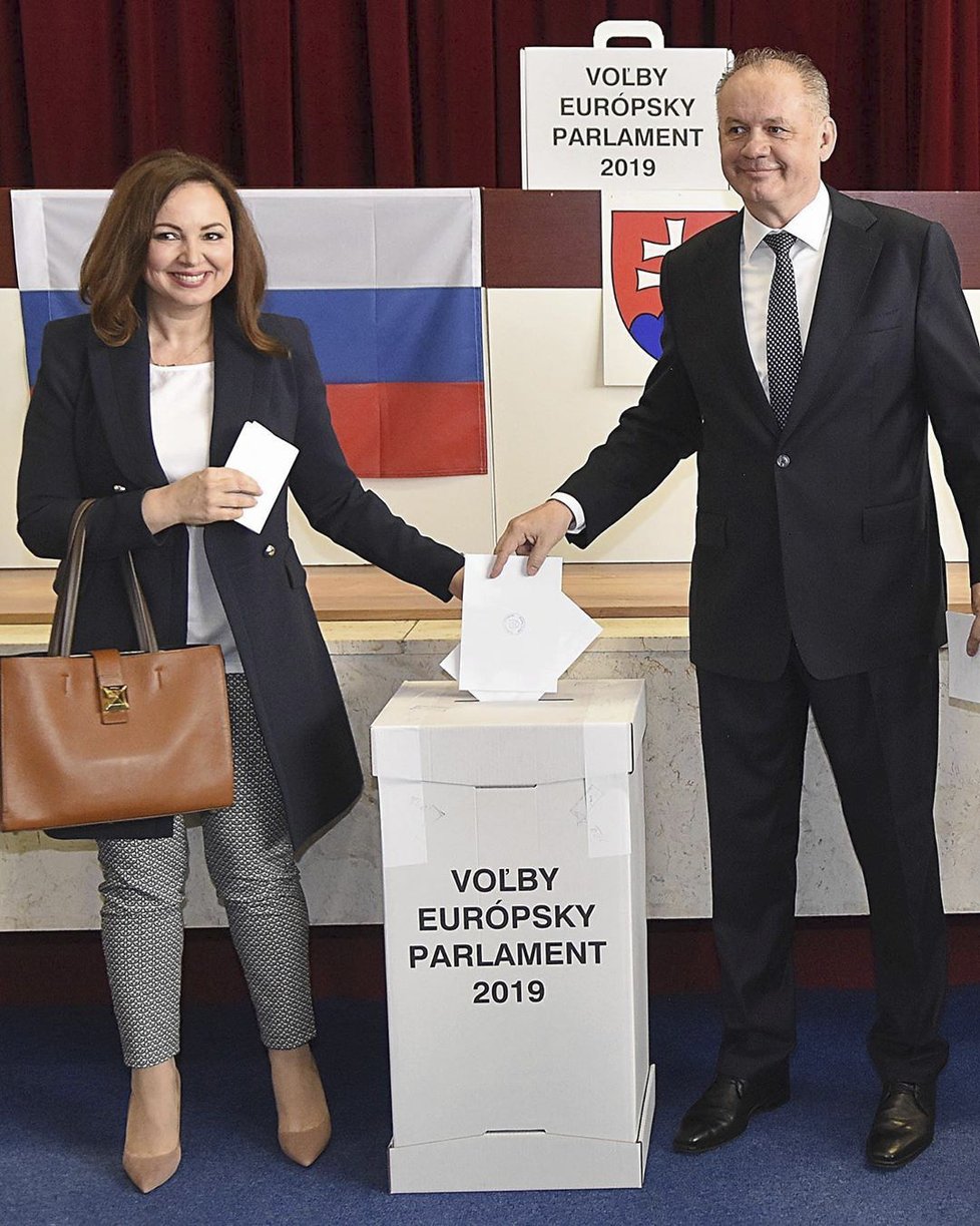 Andrej Kiska přišel k evropským volbám se svou manželkou Martinou. Pro Kisku jsou to poslední volby ve funkci prezidenta. Spoluobčany vyzval,ať jdou volit, protože Slovensko mělo v roce 2014 nejhorší volební účast z celé EU.