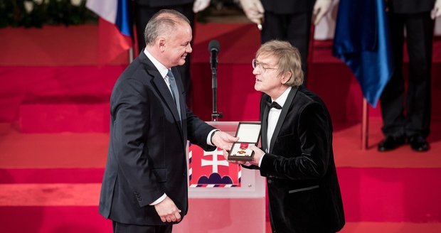 Andrej Kiska při předávání vyznamenání Mekymu Žbirkovi